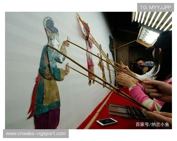 腾冲站设非遗文化长廊，展示剪纸皮影戏