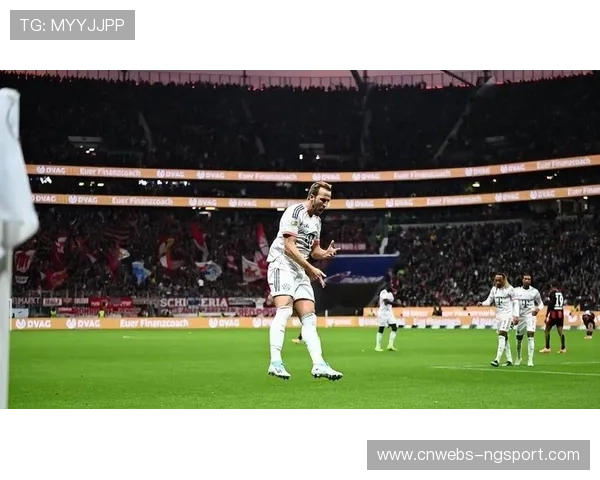 迪亚斯飞铲染红后倒地破门，拜仁十人作战仍客场力克巴黎